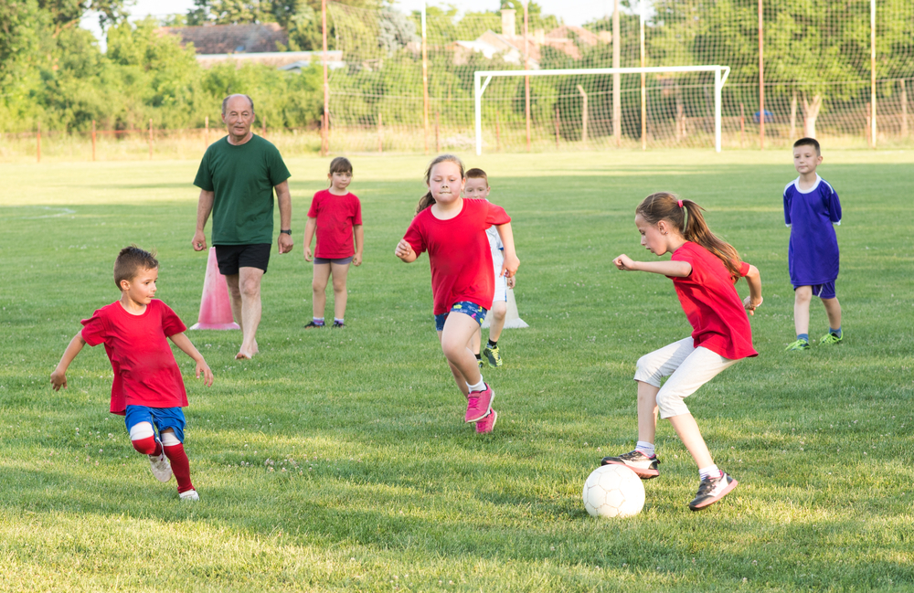 בנות משחקות כדורגל